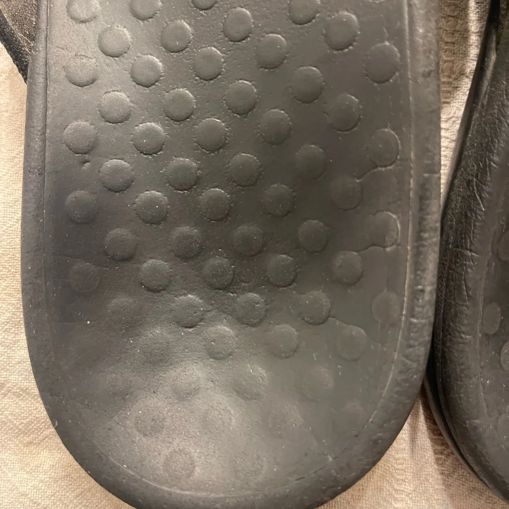 Black Vionic flip flops - Picture 4 of 11